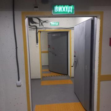 Dveře do protiatomového krytu