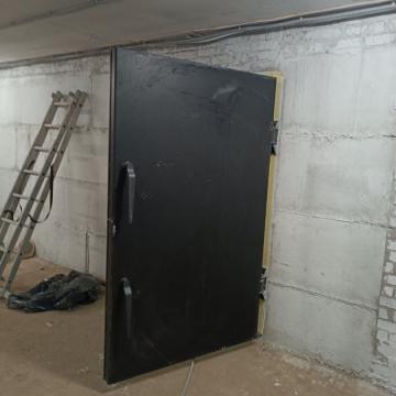 Dveře do protiatomového krytu