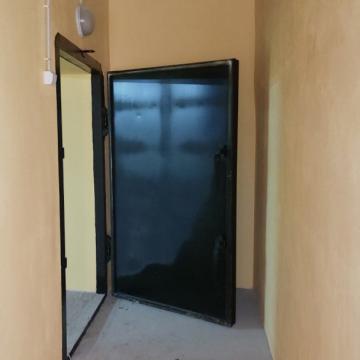 Dveře do protiatomového krytu