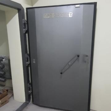 Dveře do protiatomového krytu